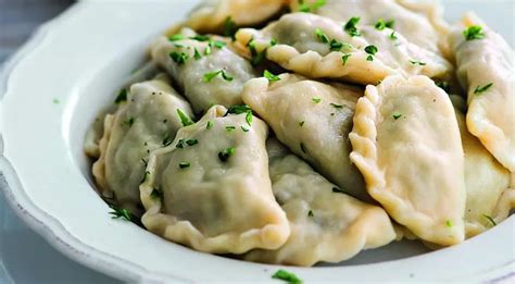 Формируем вареники с капустой и мясом
