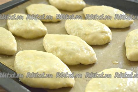 Формируем и выпекаем пирожки-розочки