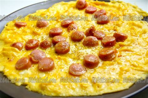 Фотографии готового омлета с сыром и сосисками