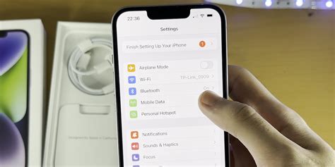 Шаг 1: Отключите iPhone 11 и извлеките сим-карту