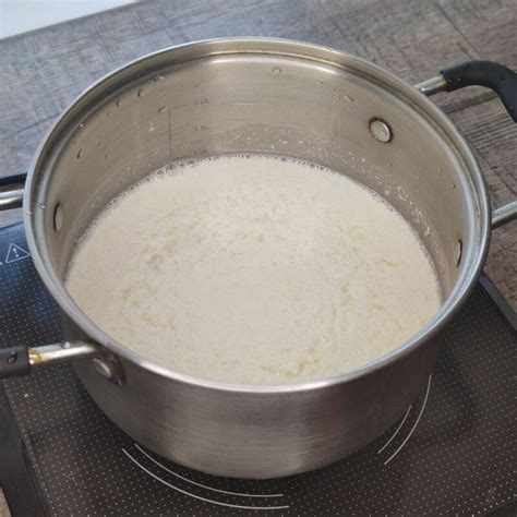 Шаг 3: Обработка молока с уксусом для получения творога