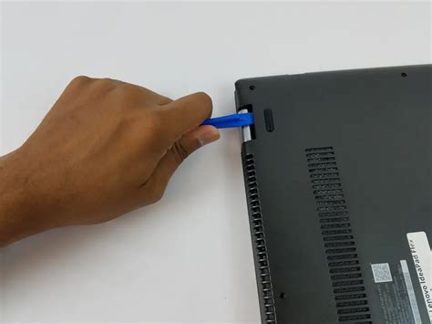 Шаг 4: Снятие крышки ноутбука Asus VivoBook