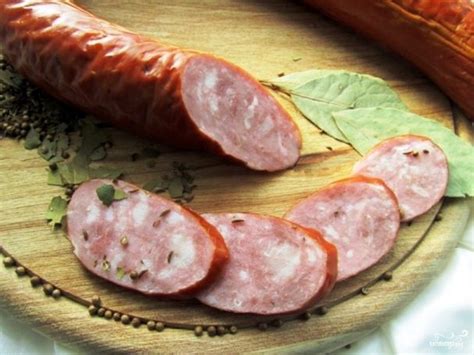Шампиньоны и копченая колбаса на пицце