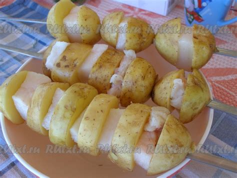 Шампуры с маринованной картошкой и соусом из базилика