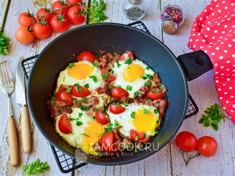 Яичница с беконом и луком