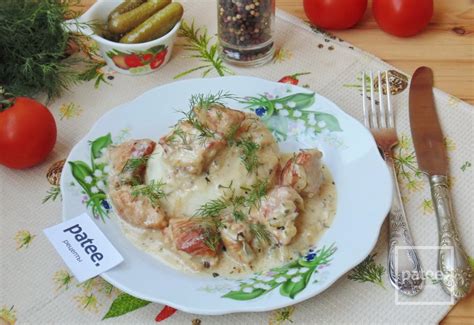  Просто и сытно: лапша по-домашнему с маринованными огурцами и свининой 